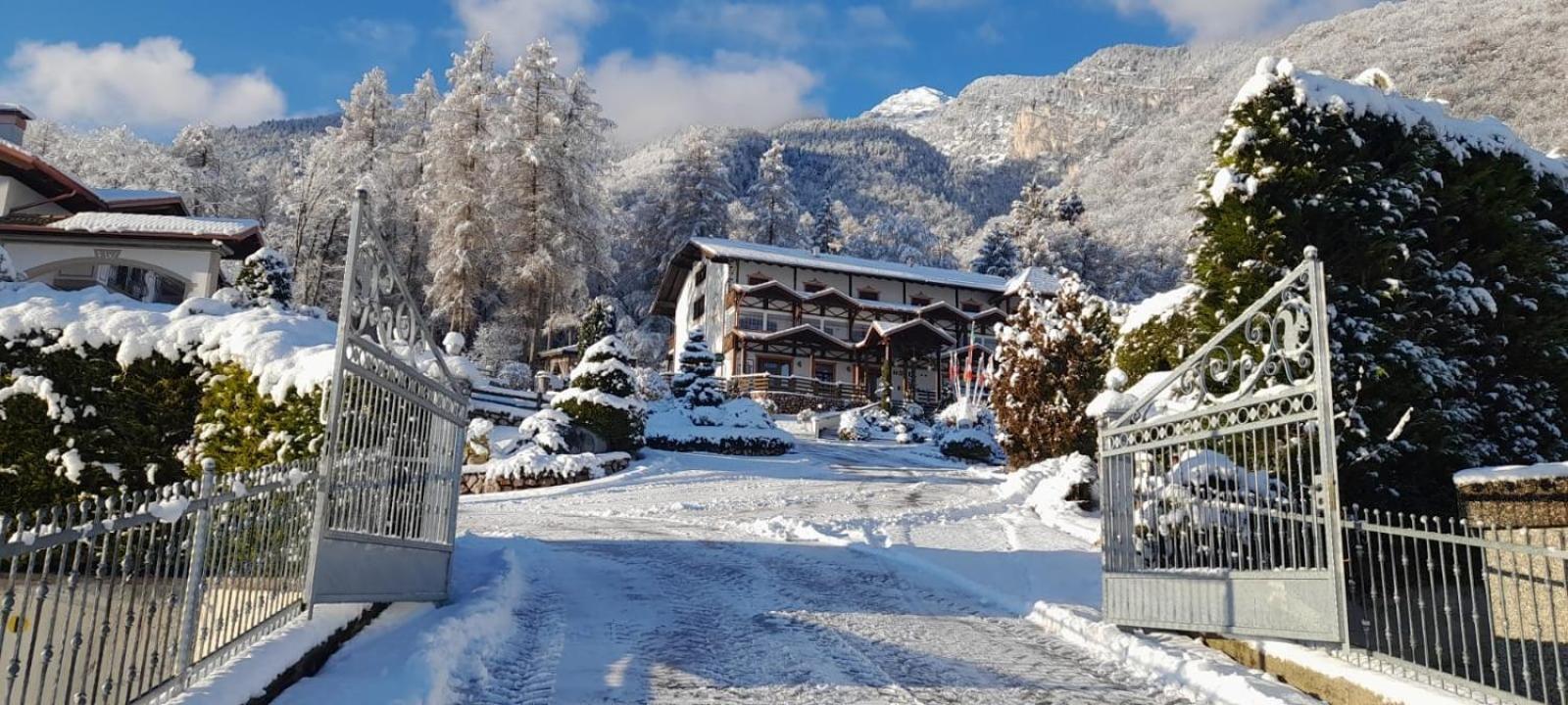 Hotel Ristorante Scoiattolo Sporminore Kültér fotó